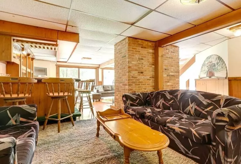 Spacious Woodbury Home W/ Pool + Hot Tub!