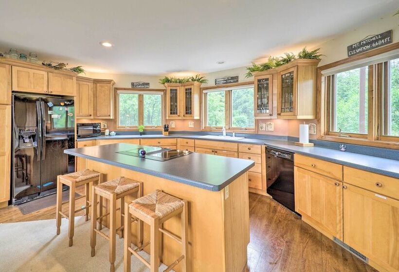 Spruce Pine Retreat W/ Gas Grill + Mtn Views!