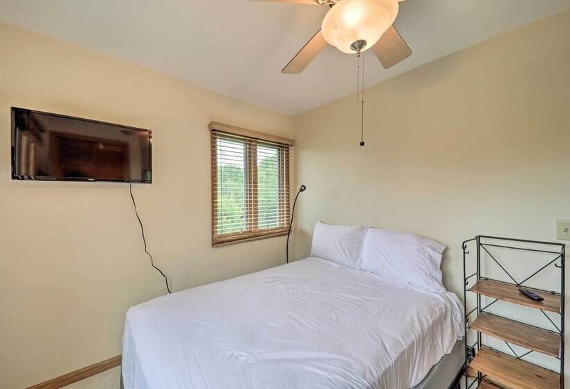 Spruce Pine Retreat W/ Gas Grill + Mtn Views!