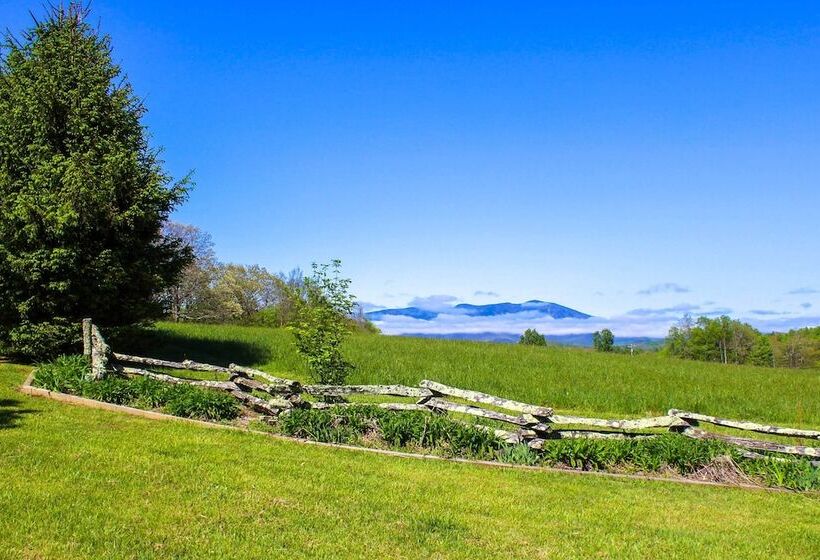 Spruce Pine Retreat W/ Gas Grill + Mtn Views!