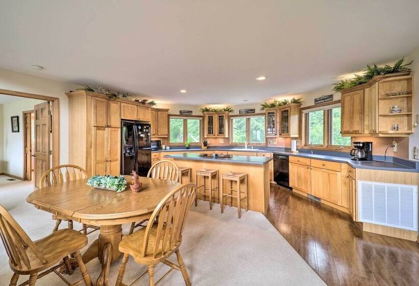 Spruce Pine Retreat W/ Gas Grill + Mtn Views!