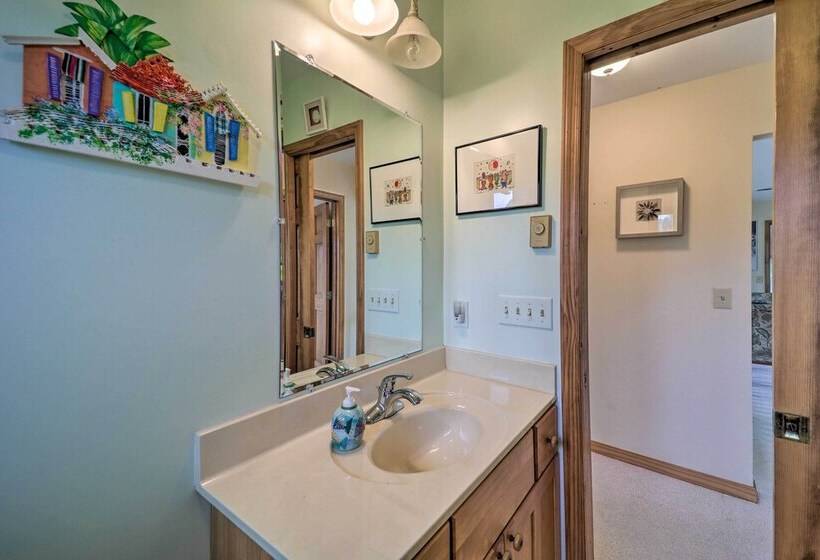 Spruce Pine Retreat W/ Gas Grill + Mtn Views!