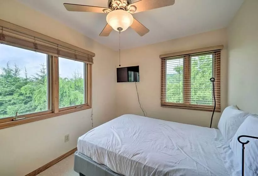Spruce Pine Retreat W/ Gas Grill + Mtn Views!