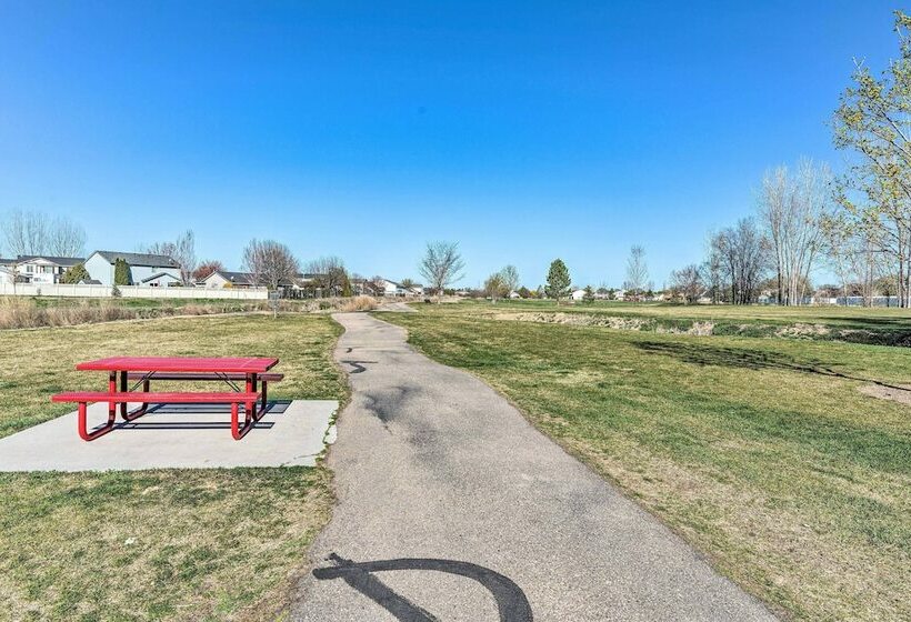 Stunning Nampa Home Nearby Park W/ Fire Pit!