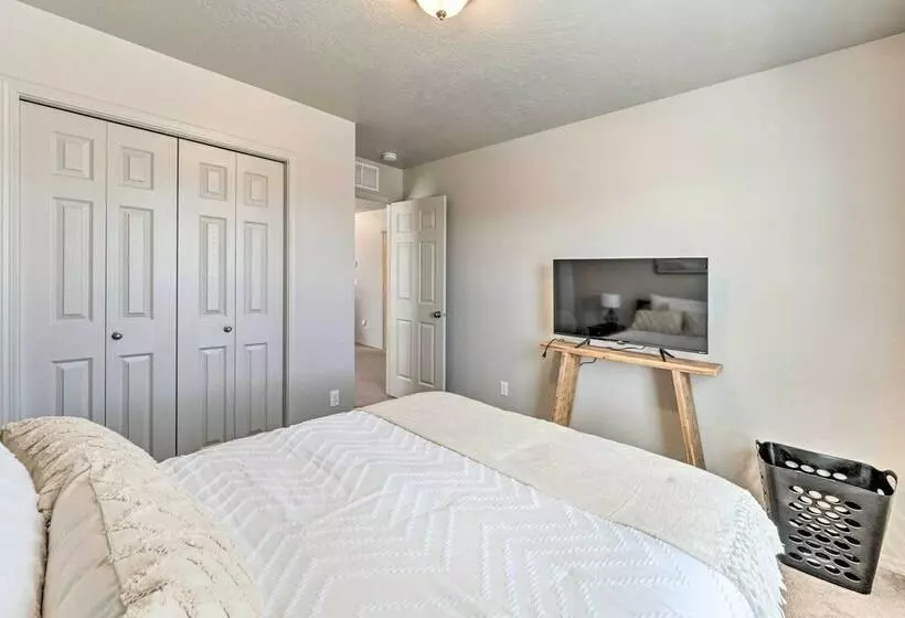 Stunning Nampa Home Nearby Park W/ Fire Pit!