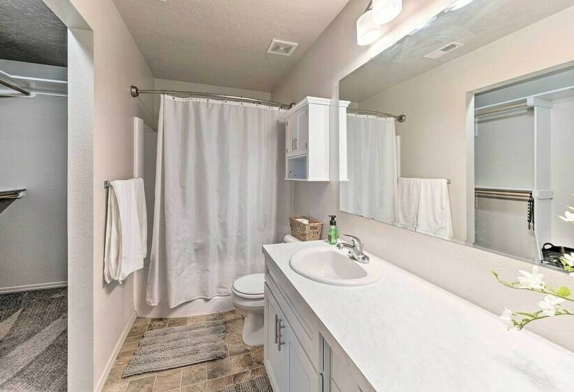 Stunning Nampa Home Nearby Park W/ Fire Pit!