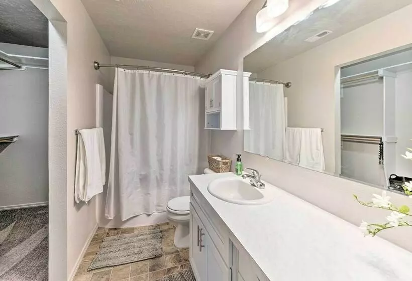 Stunning Nampa Home Nearby Park W/ Fire Pit!