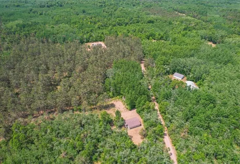 Wooded Danbury Cabin W/ Grill + Fire Pit!