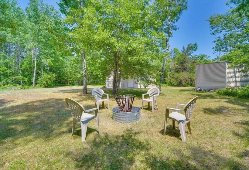 Wooded Danbury Cabin W/ Grill + Fire Pit!