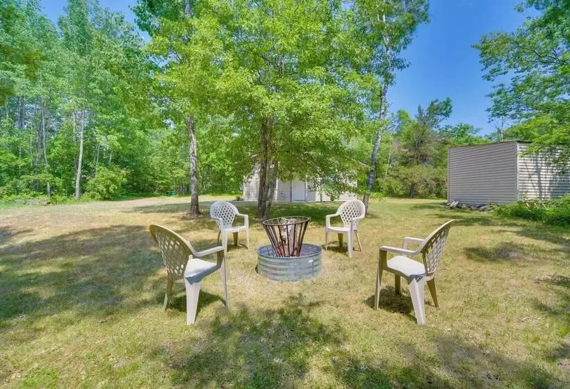 Wooded Danbury Cabin W/ Grill + Fire Pit!