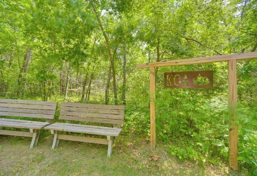 Wooded Danbury Cabin W/ Grill + Fire Pit!
