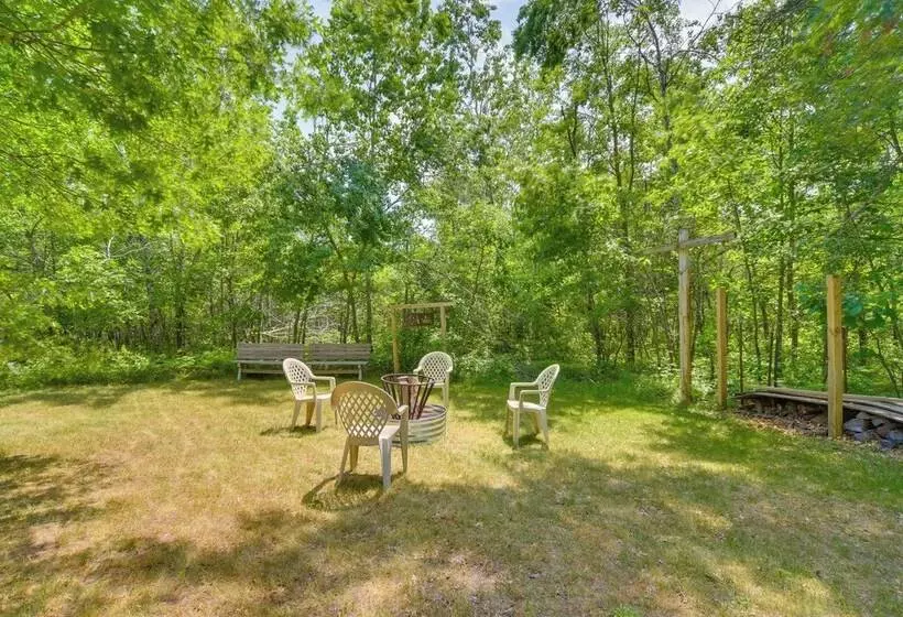 Wooded Danbury Cabin W/ Grill + Fire Pit!