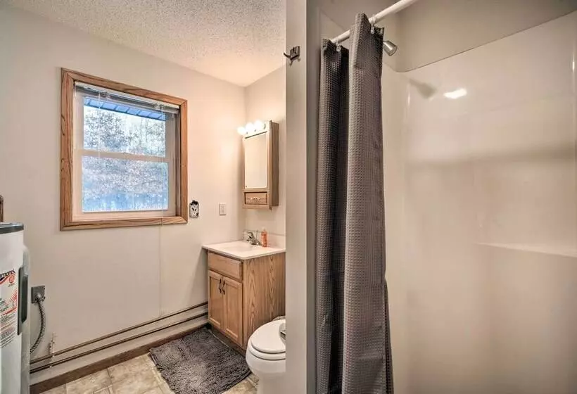 Wooded Danbury Cabin W/ Grill + Fire Pit!