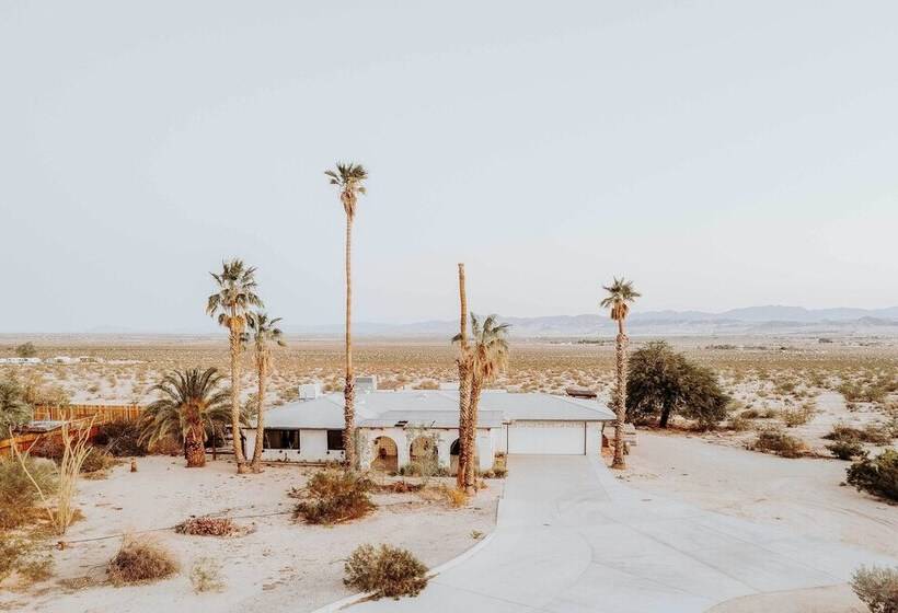 Chic Joshua Tree Pad W/ Mountain Views & Hot Tub