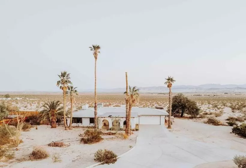 Chic Joshua Tree Pad W/ Mountain Views & Hot Tub