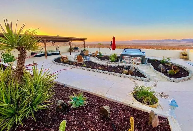 Chic Joshua Tree Pad W/ Mountain Views & Hot Tub