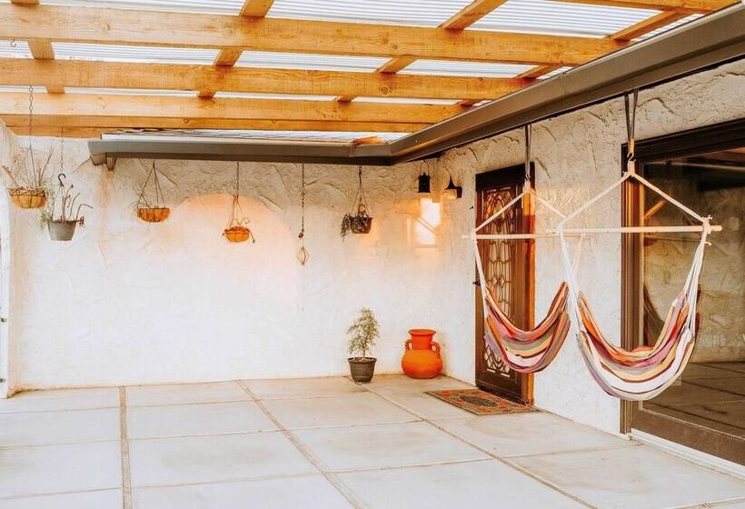 Chic Joshua Tree Pad W/ Mountain Views & Hot Tub