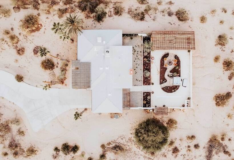 Chic Joshua Tree Pad W/ Mountain Views & Hot Tub