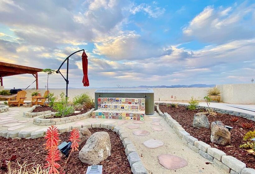 Chic Joshua Tree Pad W/ Mountain Views & Hot Tub