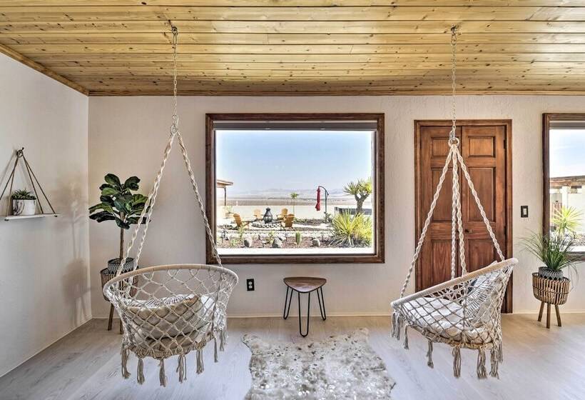 Chic Joshua Tree Pad W/ Mountain Views & Hot Tub