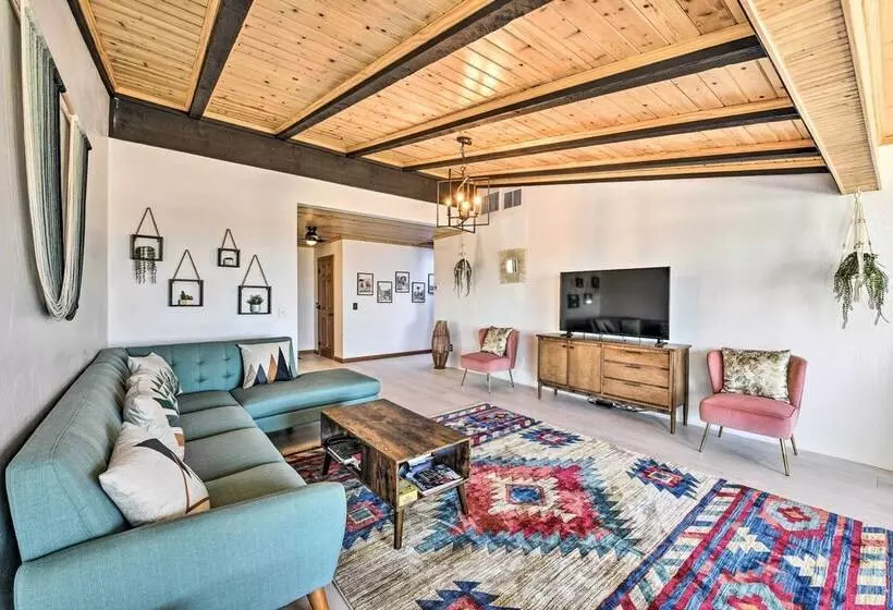 Chic Joshua Tree Pad W/ Mountain Views & Hot Tub