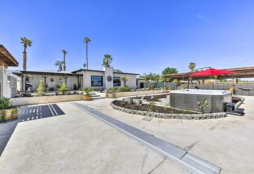 Chic Joshua Tree Pad W/ Mountain Views & Hot Tub