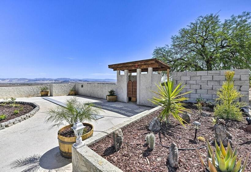 Chic Joshua Tree Pad W/ Mountain Views & Hot Tub
