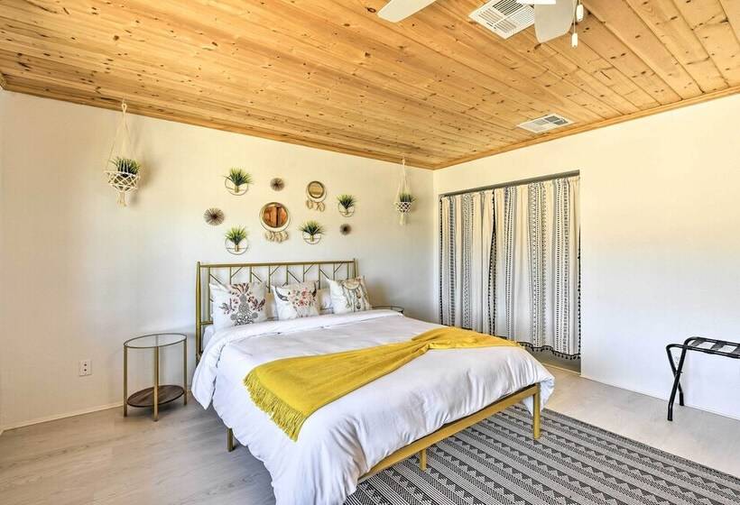 Chic Joshua Tree Pad W/ Mountain Views & Hot Tub
