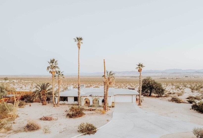 Chic Joshua Tree Pad W/ Mountain Views & Hot Tub