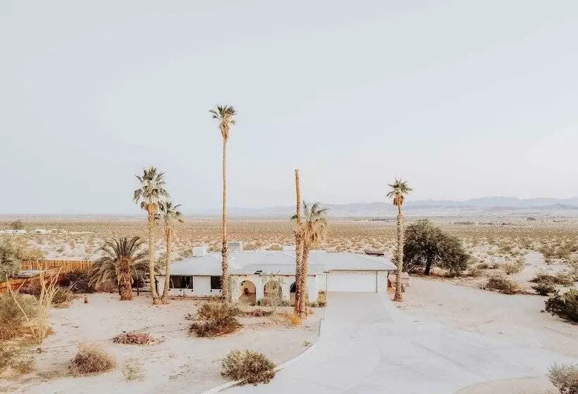 Chic Joshua Tree Pad W/ Mountain Views & Hot Tub