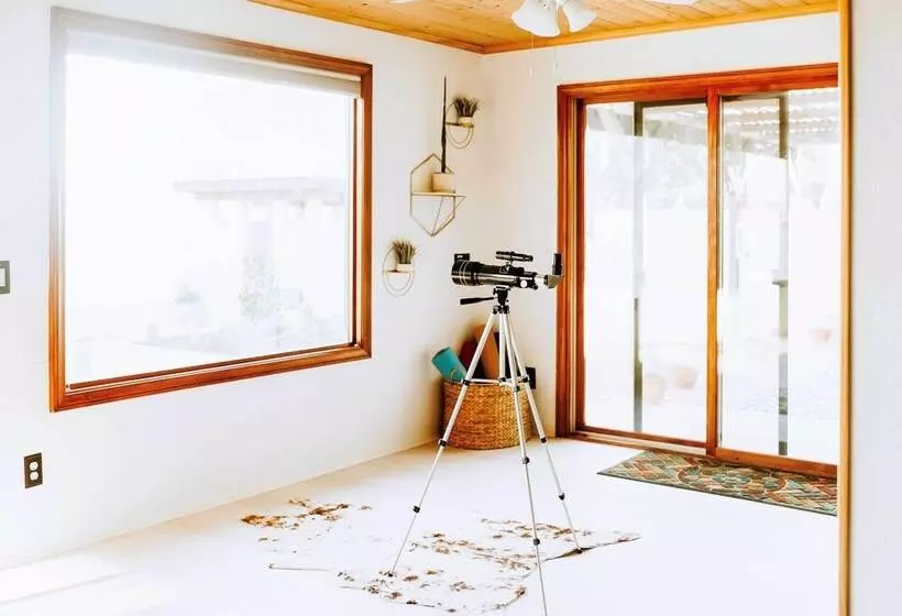 Chic Joshua Tree Pad W/ Mountain Views & Hot Tub