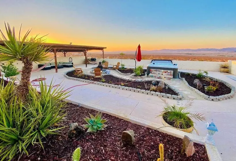 Chic Joshua Tree Pad W/ Mountain Views & Hot Tub