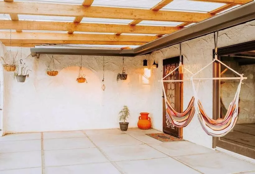 Chic Joshua Tree Pad W/ Mountain Views & Hot Tub