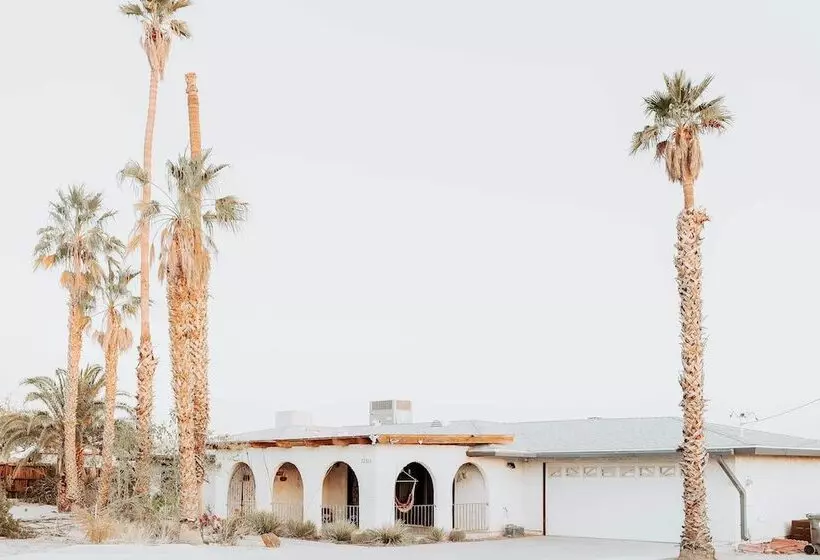 Chic Joshua Tree Pad W/ Mountain Views & Hot Tub