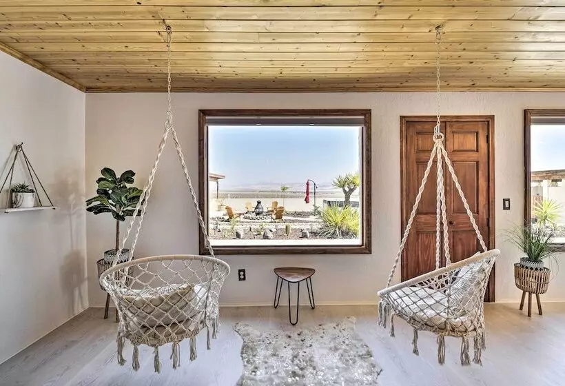 Chic Joshua Tree Pad W/ Mountain Views & Hot Tub