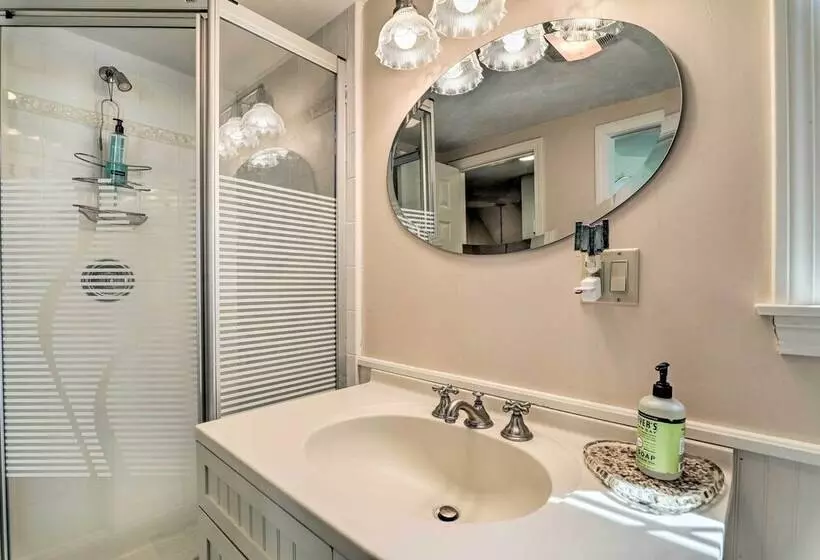 Cape Cod Cottage W/ Deck, Grill, & Games!