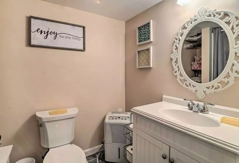 Cape Cod Cottage W/ Deck, Grill, & Games!