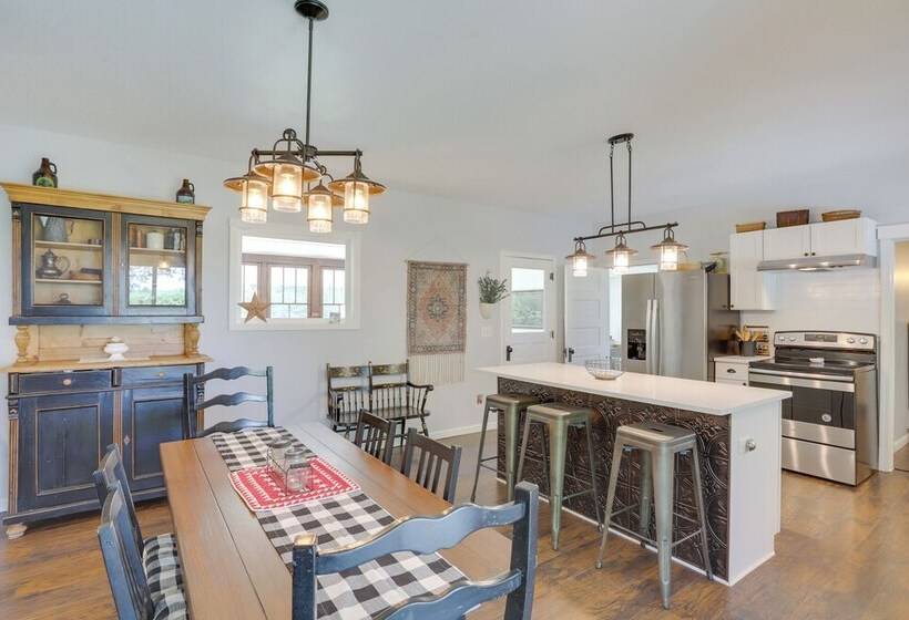 South Haven Farmhouse W/ Fire Pit, 4 Mi To Beach!