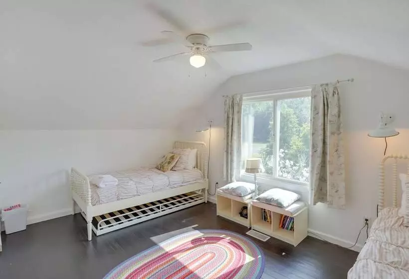 South Haven Farmhouse W/ Fire Pit, 4 Mi To Beach!