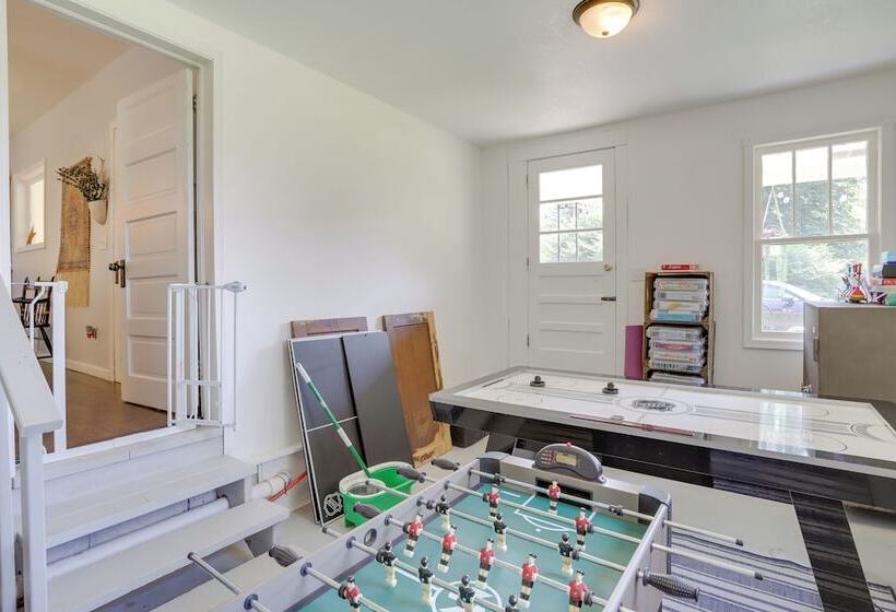 South Haven Farmhouse W/ Fire Pit, 4 Mi To Beach!