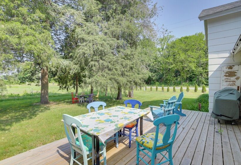 South Haven Farmhouse W/ Fire Pit, 4 Mi To Beach!