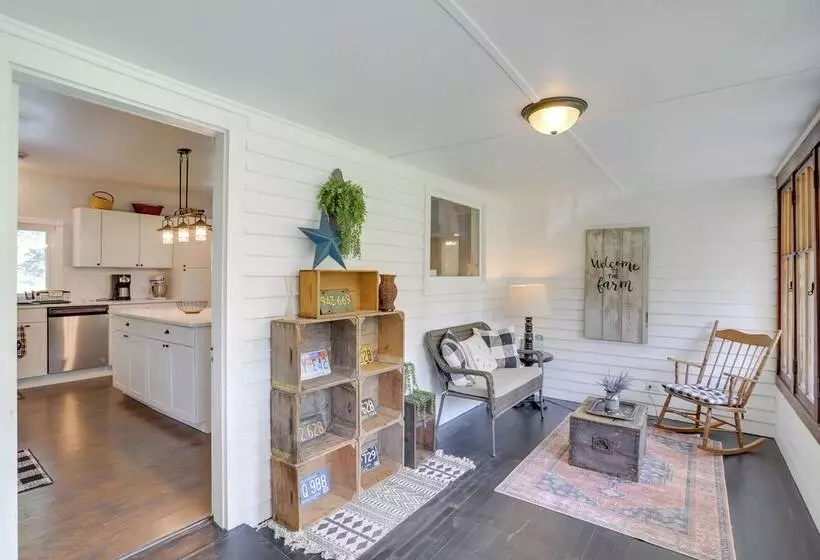 South Haven Farmhouse W/ Fire Pit, 4 Mi To Beach!