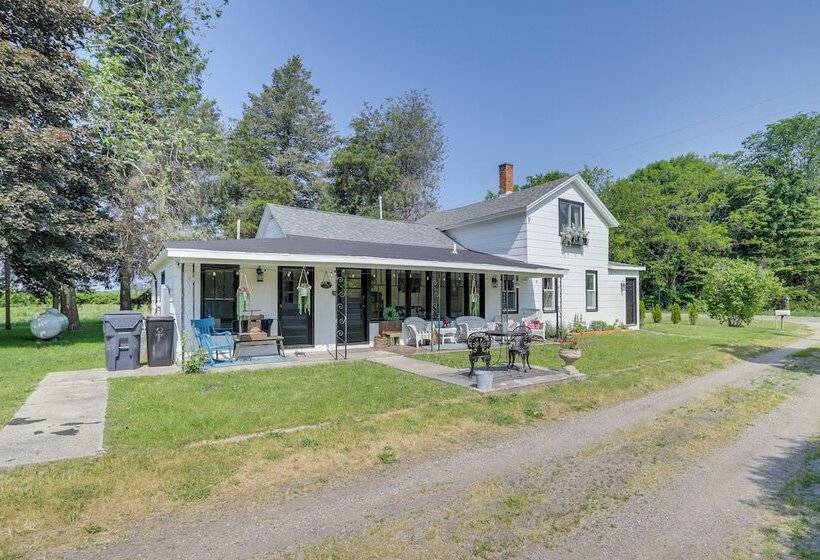 South Haven Farmhouse W/ Fire Pit, 4 Mi To Beach!