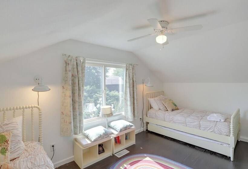 South Haven Farmhouse W/ Fire Pit, 4 Mi To Beach!