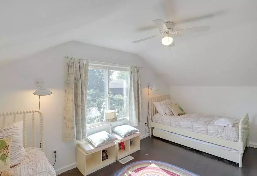 South Haven Farmhouse W/ Fire Pit, 4 Mi To Beach!