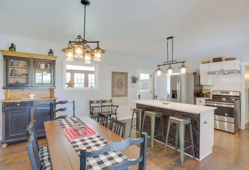 South Haven Farmhouse W/ Fire Pit, 4 Mi To Beach!