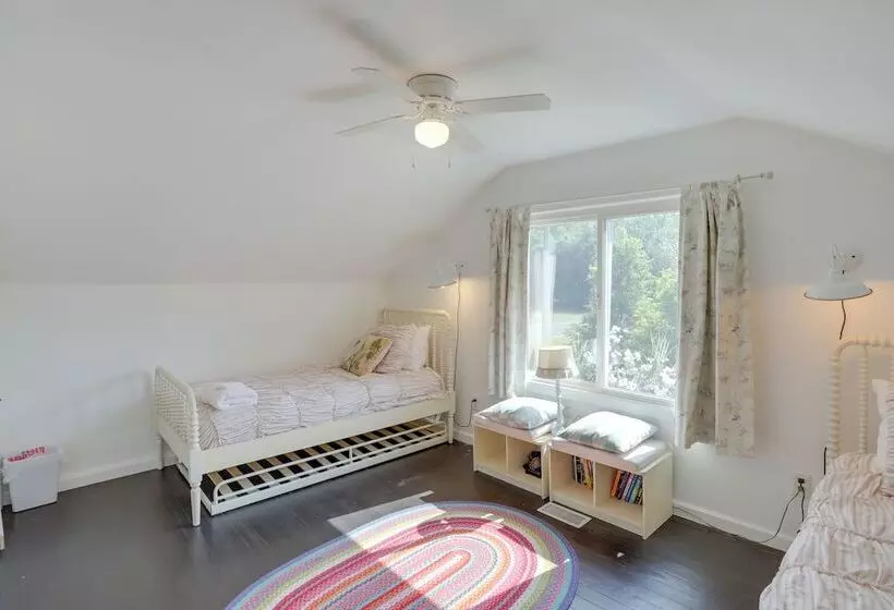 South Haven Farmhouse W/ Fire Pit, 4 Mi To Beach!