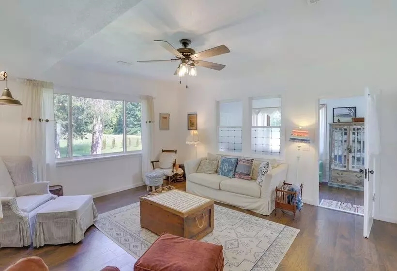 South Haven Farmhouse W/ Fire Pit, 4 Mi To Beach!