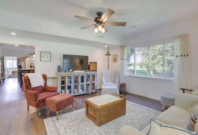 South Haven Farmhouse W/ Fire Pit, 4 Mi To Beach!