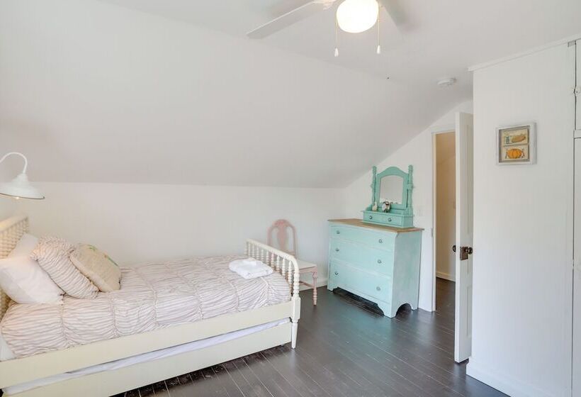 South Haven Farmhouse W/ Fire Pit, 4 Mi To Beach!